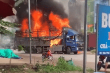 [VIDEO] Xe tải bốc cháy dữ dội, tài xế đánh lái ra khỏi khu dân cư để giảm thiệt hại