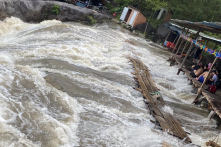 [VIDEO] Nước mưa cuồn cuộn đổ về khu du lịch Lăng Cô, du khách sợ hãi