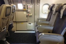 Hãng hàng không Asiana của Hàn Quốc cấm ghế gần cửa thoát hiểm