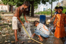 Nhiều bang Ấn Độ bị thiêu đốt bởi nắng nóng 45 độ C