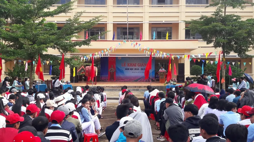 con bi hanh kiem trung binh thay giao den nha danh dong nghiep