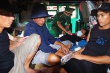 Tàu bị phá nước khi đang đánh bắt, 5 ngư dân gặp nạn trên biển