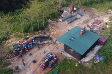 Dựng xưởng trong rừng, cơ sở tái chế 45 tấn dầu thải trái phép rồi tuồn ra thị trường