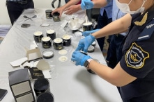 Hơn 29 kg ma túy được giấu trong lon bia, lọ sốt, kem dưỡng da qua đường hàng không