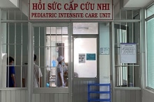 Khánh Hòa: Bé 7 tuổi bị người lạ dụ cho bánh rồi đâm kim vào đường tiểu