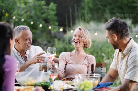 Bước qua tuổi trung niên, hãy thận trọng nếu gặp lại 3 kiểu người này