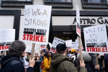 AI giành việc, lần đầu các nhà biên kịch Hollywood đình công sau 15 năm
