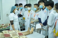 ‘Học phí trường y 200 triệu/năm nhưng ra trường mức lương chỉ 5 triệu đồng’