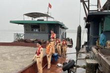Tàu hút cát trái phép trên sông Hồng bị Thủy đoàn I bắt quả tang
