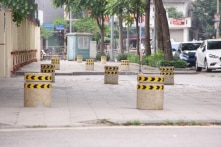 Hà Nội dựng 47 trụ đá để bảo vệ vỉa hè tiền tỷ