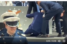 Tổng thống Biden lại bị ngã; ông Trump nói hy vọng ông Biden không đau