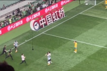 Messi phá kỷ lục trong trận với Úc ở Bắc Kinh, CĐV quá khích xông vào sân