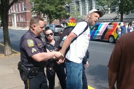 Cảnh sát Mỹ bắt người hô to trích dẫn Thánh Kinh gần sự kiện đồng giới