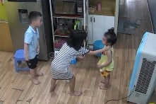 [VIDEO] Xem bé gái 9 tuổi cứu em gái khỏi hóc dị vật khi bố mẹ vắng mặt