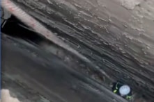 Cứu người phụ nữ rơi vào khe hở 35cm giữa 2 căn nhà