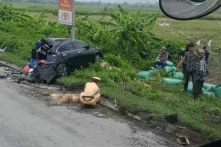 Dừng kiểm tra xe ô tô con, một cảnh sát bị xe container tông tử vong