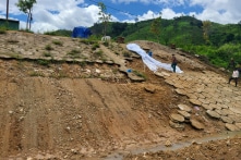 Kon Tum: Kè chống sạt lở chưa nghiệm thu đã hỏng nặng, chủ đầu tư nói do bão lũ
