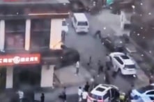 [VIDEO] TQ: Người đàn ông rải tiền và đơn khiếu nại từ tòa nhà cao tầng