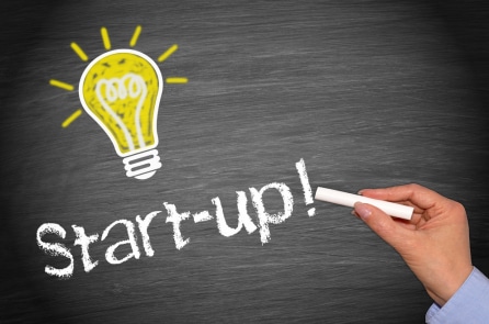 Cậu bé học lớp 8 start up công việc kinh doanh cọ rửa bia mộ