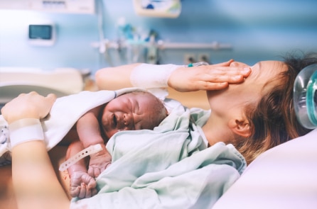 Tiếp xúc da trực tiếp giúp mẹ và trẻ sơ sinh cải thiện sức khỏe