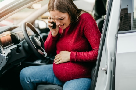 Trong tình huống khẩn cấp, cảnh sát đã giúp người phụ nữ sinh con ngay bên lề đường
