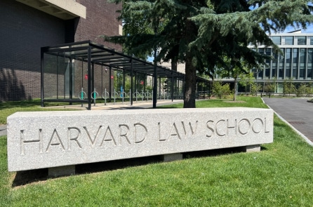 Đêm thu gom rác, sáng đến trường, chàng trai tốt nghiệp trường luật Harvard