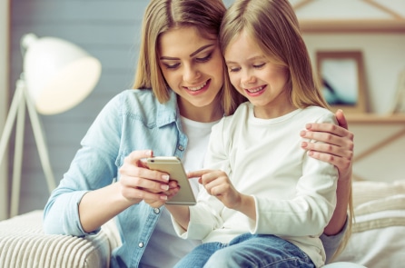 Kinh nghiệm ngăn chặn con nghiện điện thoại của một bà mẹ Mỹ đáng để học hỏi