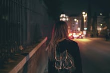 Những điều nhất định cần dặn dò khi con gái ra ngoài một mình