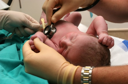 Bé sơ sinh sống sót thần kỳ sau 16 phút không thở, không có nhịp tim