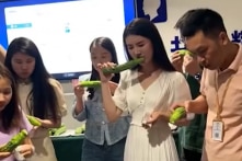 [VIDEO] Công ty TQ phạt nhân viên ăn mướp đắng sống gây tranh cãi