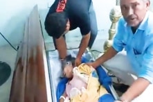 [VIDEO] Cụ bà bất ngờ sống lại, gõ tay từ trong quan tài