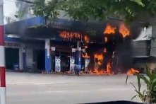 [VIDEO] Quy Nhơn: Khách vứt đầu thuốc lá khi bơm xăng khiến cây xăng cháy dữ dội