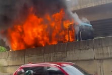 [VIDEO] Hà Nội: Xe buýt bốc cháy ngùn ngụt ở lối lên đường Vành đai 3