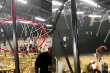 [VIDEO] TQ: Gió mạnh thổi bay cả người và mái che, 1 người bay lên nóc nhà