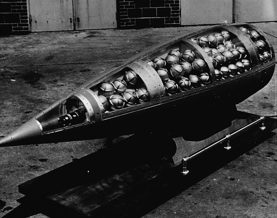 915px Demonstration cluster bomb