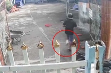 [VIDEO] Chân bó bột vẫn nhảy lò cò vào nhà dân ăn trộm