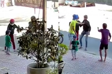 [VIDEO] Camera cảnh bé trai 4 tuổi suýt bị người lạ đưa đi, may có người nhà phát hiện kịp thời