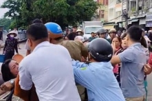 Cà Mau: Cán bộ trật tự đô thị thu rổ trứng vịt của tiểu thương, hai bên xảy ra ẩu đả