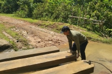 Chặt gỗ rừng đóng quan tài trả nợ hàng xóm, 2 người bị phạt hơn 10 triệu đồng