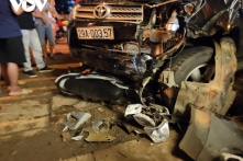 Có biểu hiện say xỉn, tài xế ô tô tông và kéo lê xe máy chở 3 người 