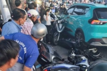 Đà Nẵng: Xe taxi tông hàng loạt xe máy dừng đèn đỏ