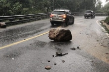 Đá lớn, đất bùn sạt lở ngổn ngang trên đèo Bảo Lộc (Lâm Đồng)