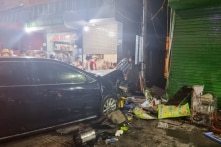 Hà Nội: Ô tô lao lên vỉa hè tông 3 người ngồi uống trà đá, một người tử vong