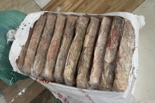 Hơn 2,3 tấn lòng lợn, mỡ lợn hôi thối đang được cất trữ, sơ chế chờ bán