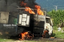 Khánh Hòa: Xe chở xăng dầu bốc cháy làm đứt dây điện trung thế