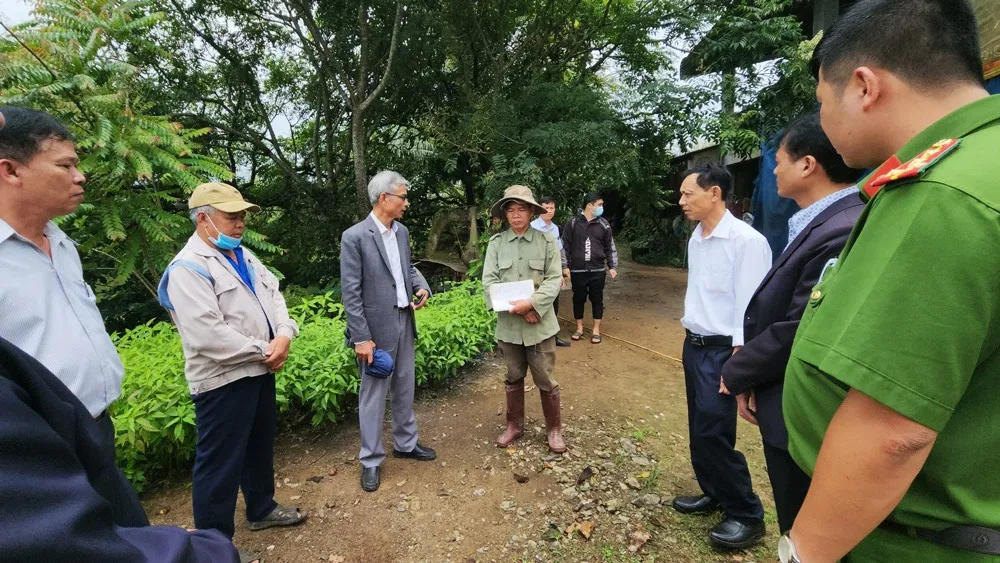 lam dong 3 nguoi phu nu bi xich chan nhot trong nha kho2