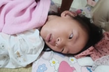 TQ: Con gái bị tàn tật sau khi tiêm vắc-xin COVID, mẹ bị quản chế 3 năm