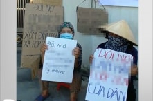 Nghệ An: Dân mở nhạc đám ma, mang băng rôn đến trước nhà cán bộ công an đòi nợ