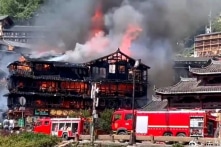 [VIDEO] Hỏa hoạn tại thôn người Miêu lớn nhất thế giới ở Trung Quốc