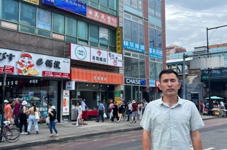 Người TQ vượt biên: Sốc nhất khi đến Mỹ là nhìn thấy bảng “Trung tâm thoái ĐCSTQ”